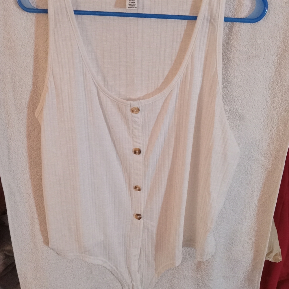 Ladies top - Picture 1 of 3